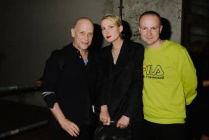 El diseñador ruso Gosha Rubchinskyi (de verde), con el empresario Adrian Joffe y la estilista Lotta Volkova, después del desfile de Florencia de 2016.