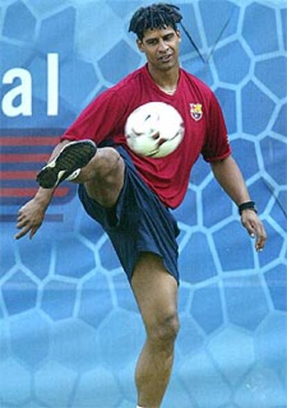 Frank Rijkaard juguetea con el balón.