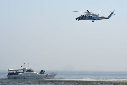 Un helic&oacute;ptero japon&eacute;s sobrevuela un barco patrullero filipino, este mi&eacute;rcoles.
 