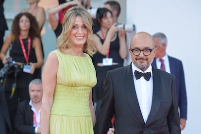 El ministro de Cultura italiano, Gennaro Sangiuliano, junto a su mujer, Federica Corsini, en el festival de cine de Venecia, el pasado 28 de agosto.