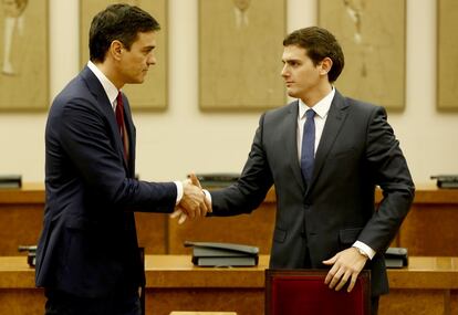 El secretario general del PSOE, Pedro Sánchez, y el presidente de Ciudadanos, Albert Rivera, durante la firma de un acuerdo de investidura y legislatura alcanzado entre los dos partidos