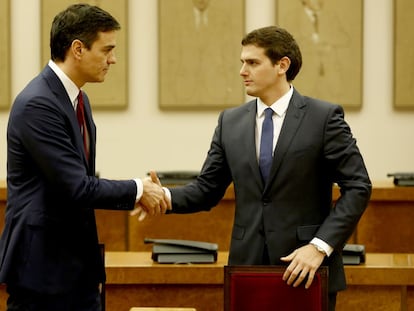 El secretario general del PSOE, Pedro Sánchez, y el presidente de Ciudadanos, Albert Rivera, durante la firma de un acuerdo de investidura y legislatura alcanzado entre los dos partidos