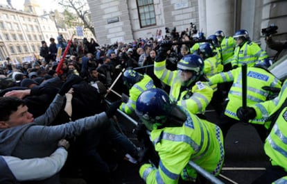Estudiantes se enfrentan con agentes de policía durante una manifestación en contra de las subidas de las tasas universitarias en Londres.