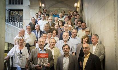 Jordi Casassas, con el primer título de la obra, junto a varios colaboradores, en el Ateneu Barcelonès.