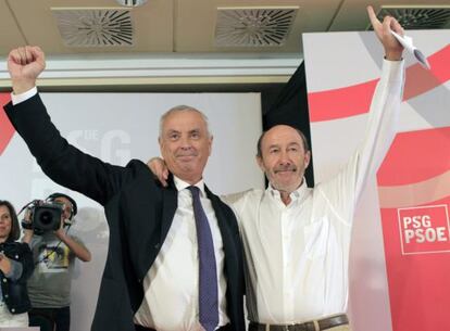 El secretario general del PSOE, Alfredo Pérez Rubalcaba (d) saluda junto al candidato a la presidencia de la Xunta, Manuel Vazquez, tras su elección por aclamación, en la reunión del Comité Nacional del partido.