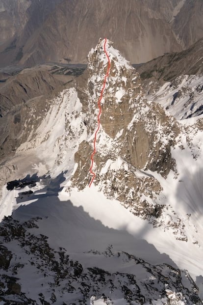 Trazado de la ruta abierta en la cara sur de la torre Gulmit.