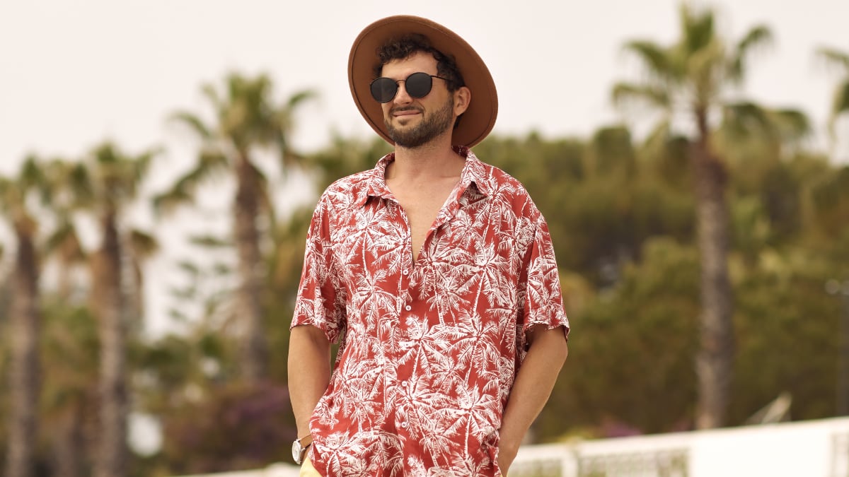 6 camisas hawaianas para hombre que darán personalidad a tus ‘outfits’ de verano