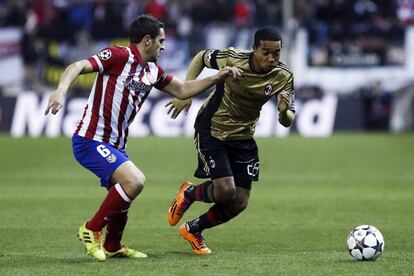 Koke pelea por el balón con Emanuelson.