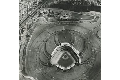 <b>Ed Ruscha.</b> Dodgers Stadium. Los Ángeles, 1967. Las fotografías de Los Ángeles en la década de 1960 tomadas por Ed Ruscha ofrecen una visión abstracta y fría de la ciudad californiana, “una metrópoli radicalmente extraña y confusa”.