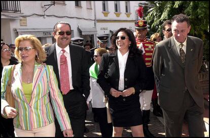 La cantante, Julián Muñoz y su mujer Mayte Zaldívar, en 2003 cuando él todavía era alcalde de Marbella.