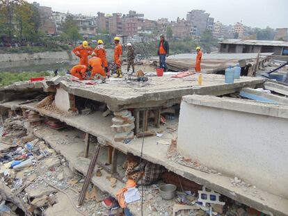 Imagem cedida pela Força Indiana de Resposta a Desastres Nacionais, durante as operações de resgate das vítimas do terremoto de 7,8 graus que atingiu o Nepal, 27 de abril de 2015.