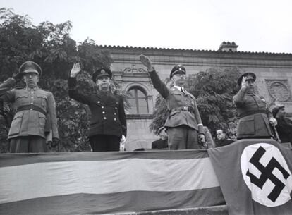 Heinrich Himmler (segundo por la derecha) saluda, brazo en alto, durante uno de los actos celebrados en el Poble Español, con motivo de su visita el 23 de octubre de 1940.
