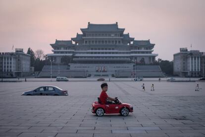 Un niño conduce un automóvil de juguete eléctrico en miniatura en la plaza Kim Il Sung en Pyongyang (Corea del Norte)