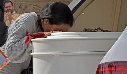 Patricia Ramírez says goodbye to her eight-year-old son Gabriel in Almería on Tuesday.