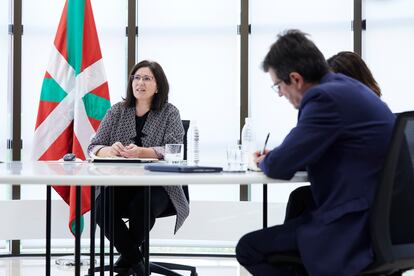 Izaskun Landaida, directora de Emakunde, preside una reunión sobre violencia machista durante la crisis de la covid-19.