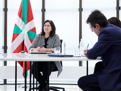 Izaskun Landaida, directora de Emakunde, preside una reunión sobre violencia machista durante la crisis de la covid-19.