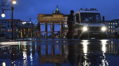 La polic&iacute;a corta una calle frente a la Puerta de Brandenburgo como parte de las medidas de seguridad por la visita a Berl&iacute;n del presidente de los Estados Unidos, Barack Obama, en Berl&iacute;n.