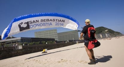 El anagrama de la capitalidad cultural europea de San Sebasti&aacute;n en la playa de La Zurriola.