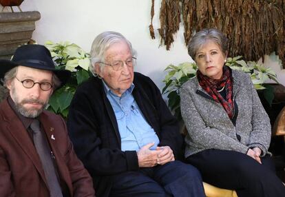 Noam Chomsky, en el centro, durante la rueda de prensa el Ciudad de M&eacute;xico 