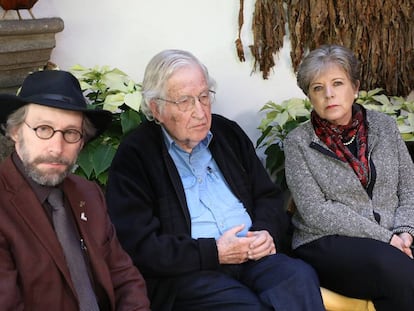 Noam Chomsky, en el centro, durante la rueda de prensa el Ciudad de M&eacute;xico 