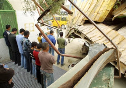 Varios palestinos rezaban ayer en los restos de la mezquita de Yenín.