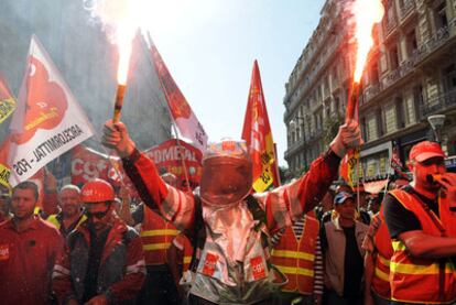 Manifestantes contra la reforma de las pensiones desfilan por una calle de Marsella.