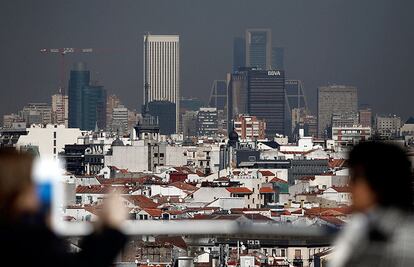 La llegada del anticiclón que cubre la Península impide que se disperse la polución del tráfico. Solo la lluvia, que se espera para el fin de semana, rebajará la alerta.