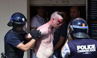 Otro hincha detenido por la Policía. 