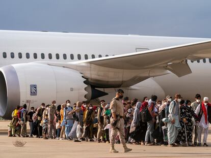 Refugiados agfanos desembarcan en la base aérea de Torrejón de Ardoz (Madrid), este lunes.