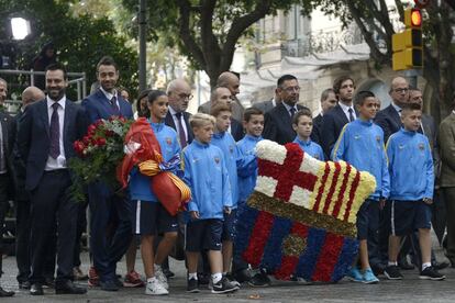 El president del FC Barcelona, Josep Maria Bartomeu, el migcampista blaugrana Andrés Iniesta i altres representants del club participen en l'ofrena floral al monument de Rafael de Casanova, màxima autoritat militar i política a Catalunya durant la Guerra de Successió (1701-1713).