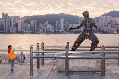 Además de esta estatua dedicada al gran maestro de las artes marciales, la avenida de las Estrellas de Tsim Sha Tsui cuenta con otro gran aliciente: un palco VIP (y sin coste alguno) a la Sinfonía de Luces que cada noche interpretan los rascacielos iluminados de Hong Kong, acompañada de fuegos artificiales en fechas señaladas, como el Año Nuevo chino.