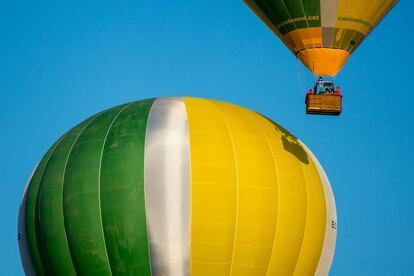 Dos globos despegando.