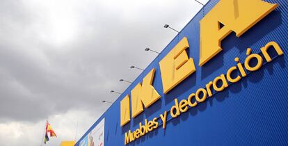 Fachada de un centro comercial de Ikea.