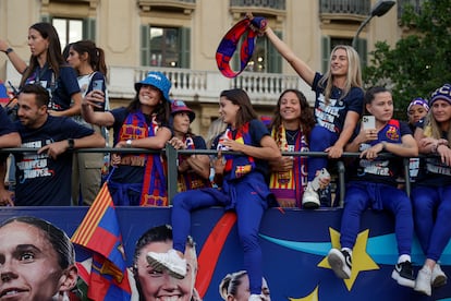 GRAFCAT377. BARCELONA (ESPAÑA), 15/05/2023.-  Alexia Putellas (3d) junto a otras jugadoras del Barcelona, celebran este lunes la conquista de LaLiga Santander por parte del equipo masculino y de la Finetwork Liga F del primer equipo femenino con la tradicional rúa por las calles de la capital catalana.EFE/ Quique García
