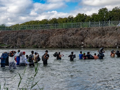 Familias de migrantes cruzan el río Bravo en la frontera entre Eagle Pass, Texas, y Piedras Negras, Coahuila (México), el 12 de octubre.