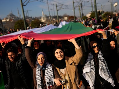 Decenas de miles de personas se reúnen en el puente Gálata de Estambul para protestar por los ataques de Israel a Gaza, este lunes.