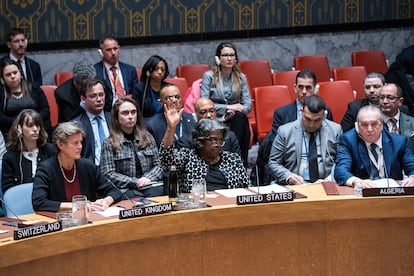 La embajadora de EE UU, Linda Thomas-Greenfield, veta el proyecto de resolución de alto el fuego inmediato en Gaza, este martes en Nueva York.