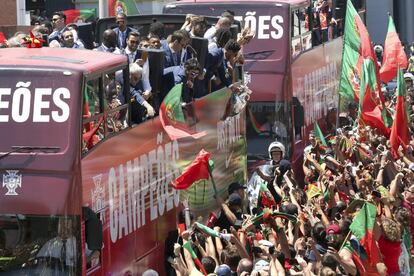 Miles de aficionados celebran la victoria de Portugal en la Eurocopa 2016.