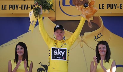 Chris Froome y dos azafatas en el Tour de Francia.