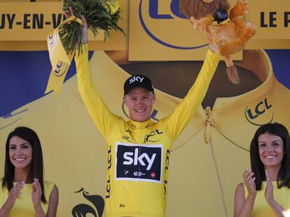 Chris Froome y dos azafatas en el Tour de Francia.