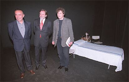 José Luis Gómez, Juan Luis Cebrián  y Manuel Rivas, en el escenario de la representación<i>.</i>