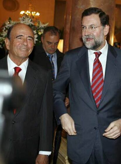 Emilio Botín, presidente del banco Santander Central Hispano, y el líder del PP, Mariano Rajoy, en el Fórum Europa.