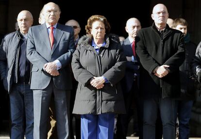 La alcaldesa de valencia, Rita Barberá, rodeada de concejales durante el minuto de silencio que se ha guardado en la plaza del ayuntamiento en señal de solidaridad por el atentado.