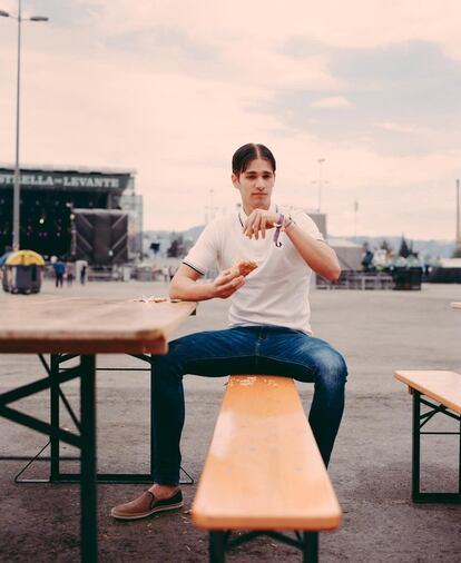 “Ya aparecerán”, piensa Oriol mientras devora un hotdog con polo de Fred Perry, jeans de Diesel y bisutería vintage. Las zapas son de Victoria.