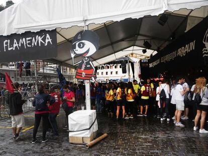 Los Piratas reabren su 'txosna' tras el temporal de esta noche.