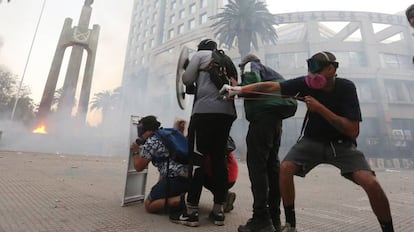 Manifestantes contra el Gobierno de Sebastián Piñera se enfrentan a los antidisturbios en Santiago de Chile el pasado 3 de enero.