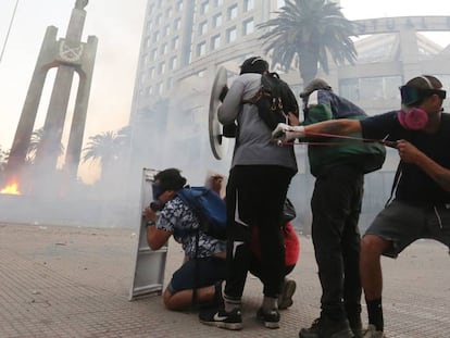 Manifestantes contra el Gobierno de Sebastián Piñera se enfrentan a los antidisturbios en Santiago de Chile el pasado 3 de enero.