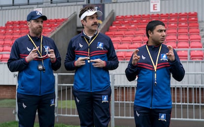 Brendan Hunt, Jason Sudeikis y Nick Mohammed, en la segunda temporada de 'Ted Lasso'.