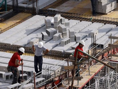 Trabajadores de la construcción levantan un edificio en Bilbao. 