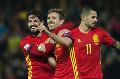 Ignacio Monreal celebra con sus compañeros el gol conseguido ante Macedonia.